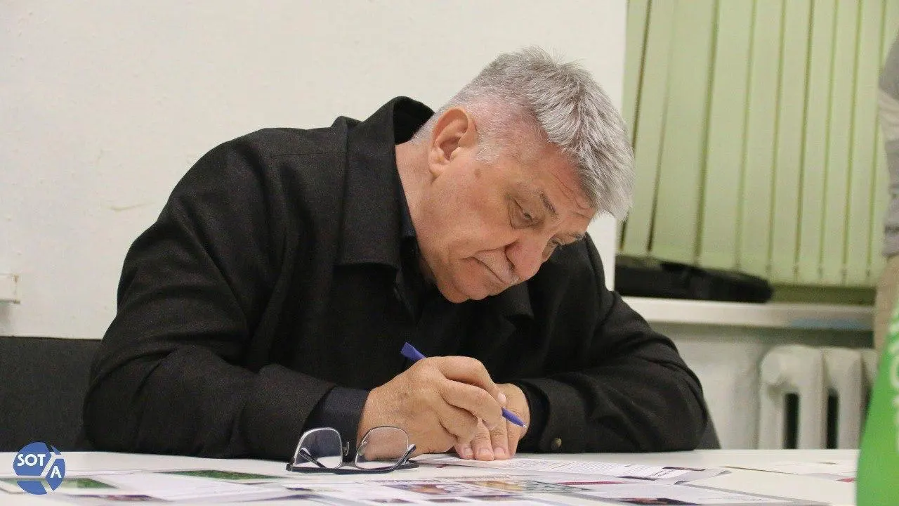 В телеграмме Кремля отметили вклад режиссера в кинематограф и воспитание молодых талантов. При этом в последние годы в России его фильмы фактически не получают прокатных удостоверений, а в январе 2026 года он был выведен из Совета по развитию кинематографии.
