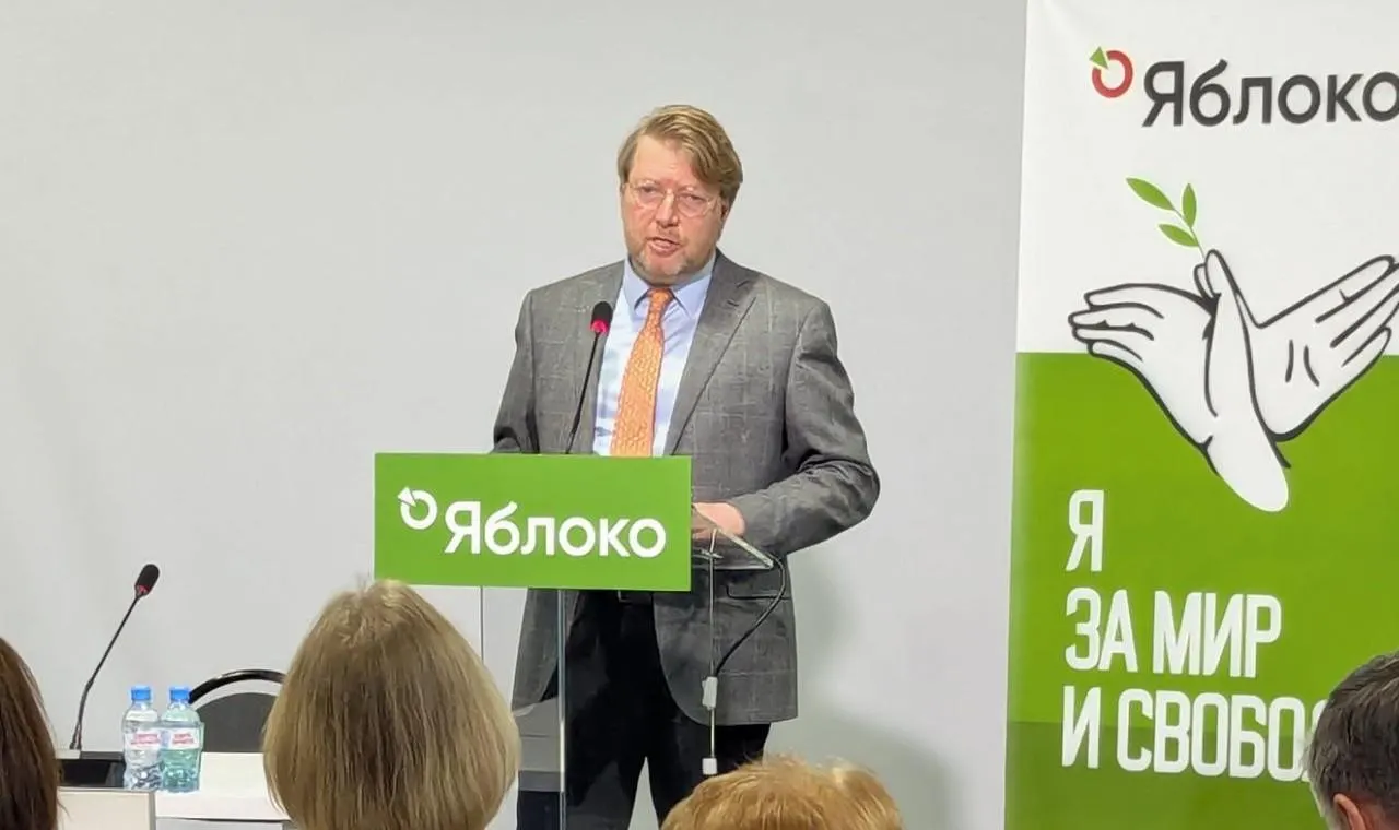Верховный суд оставил в силе решение о штрафе для Николая Рыбакова за публикацию с изображением Алексея Навального. Партия намерена оспорить вердикт в Конституционном суде.