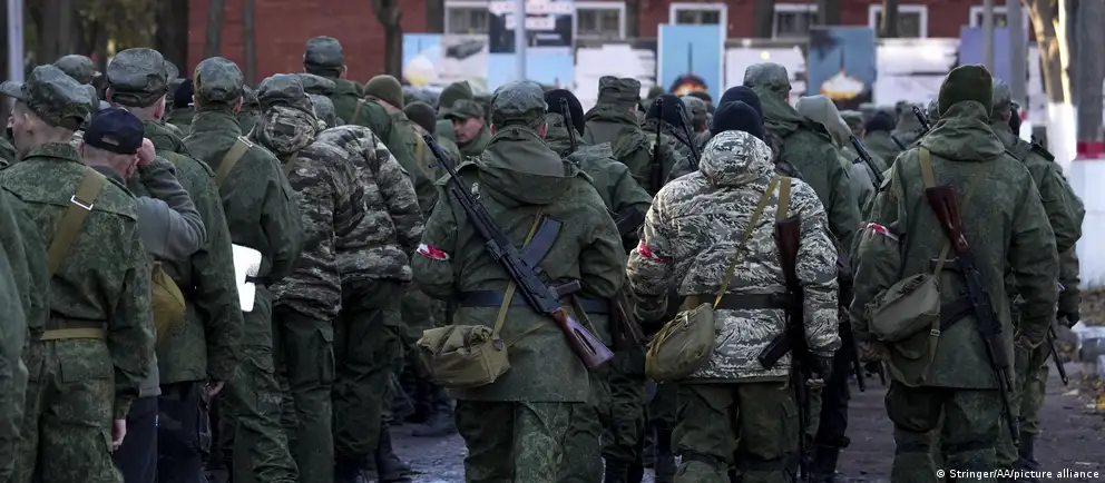 Украинская сторона и независимые источники сообщают о подготовке возможной новой мобилизации; российские власти это отрицают. Разбираемся, какие признаки указывают на это и насколько реалистичен массовый призыв.