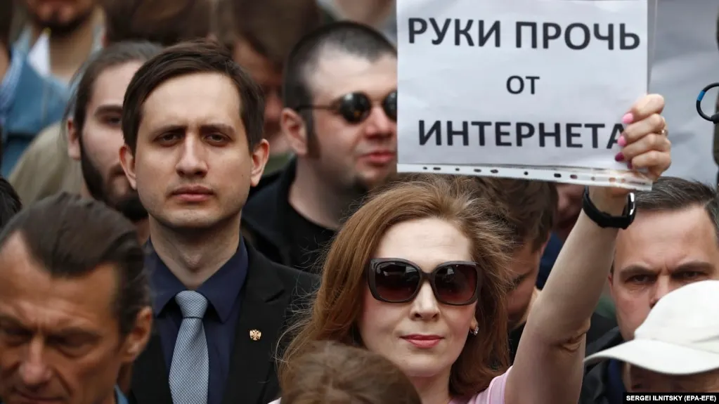 Правительство усилило запреты на VPN‑сервисы, что повлияло на доступ к IP‑адресам ряда хостингов. Аналитики речь о последствиях для пользователей и свободы сети.