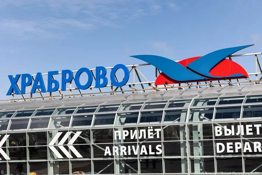 4 августа в калининградском аэропорту Храброво зафиксированы задержки 29 рейсов и две отмены вылетов. Причина — временные ограничения на использование воздушного пространства в ряде районов Ленинградской области.