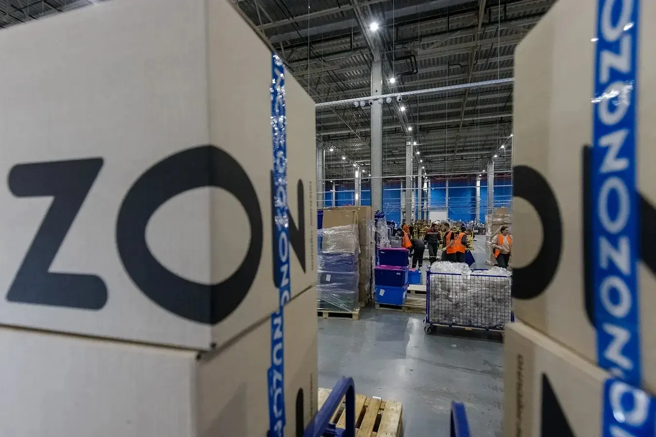 Маркетплейс переносит часть дорогой электроники в ПВЗ, обсуждая последствия атак дронов на логистику и рост страховых тарифов.