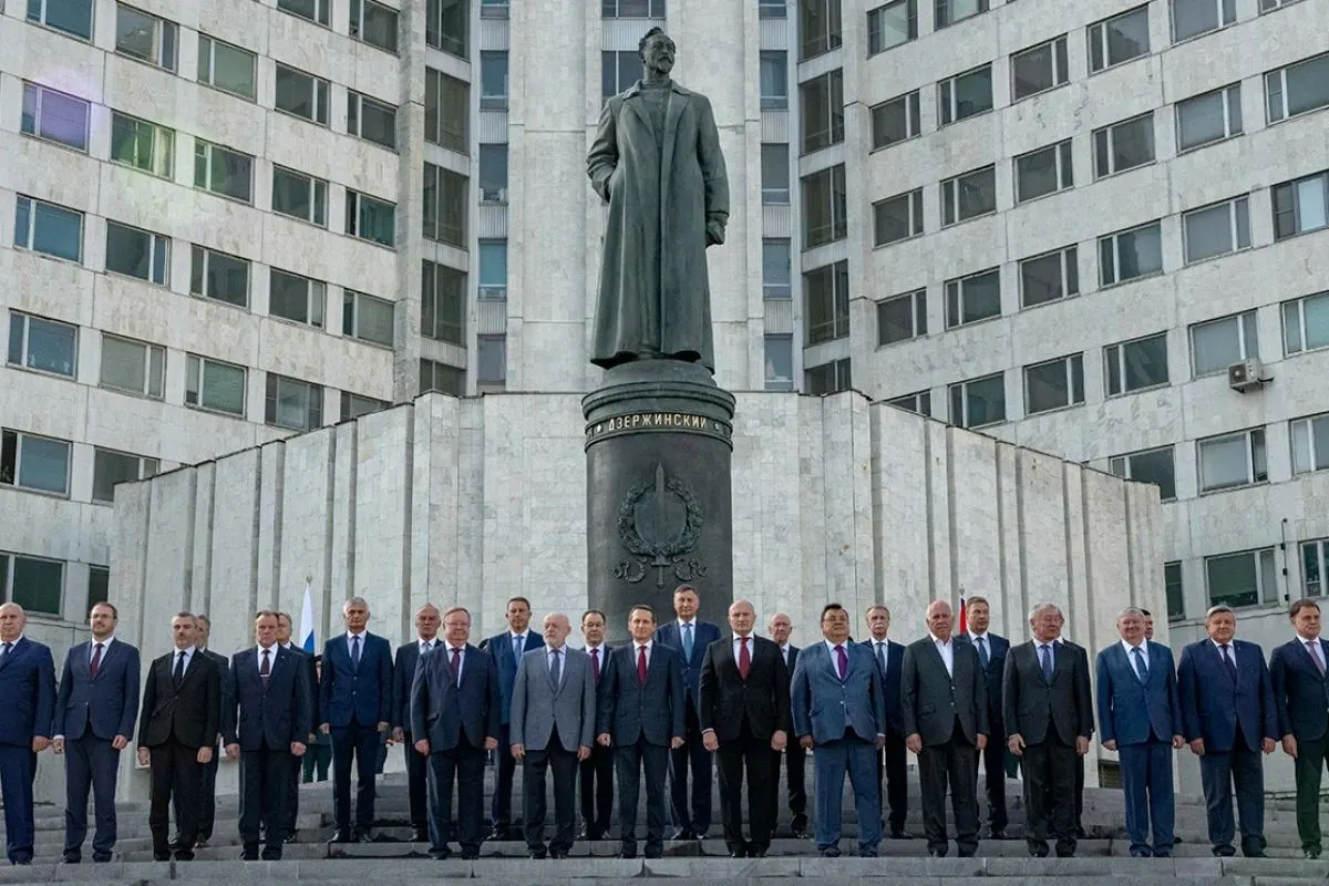 Президентским указом высшее учебное заведение спецслужб переименовано в честь Феликса Дзержинского. Документ вступил в силу после официальной публикации, вклад революционера охарактеризован как «выдающийся» в сфере госбезопасности.