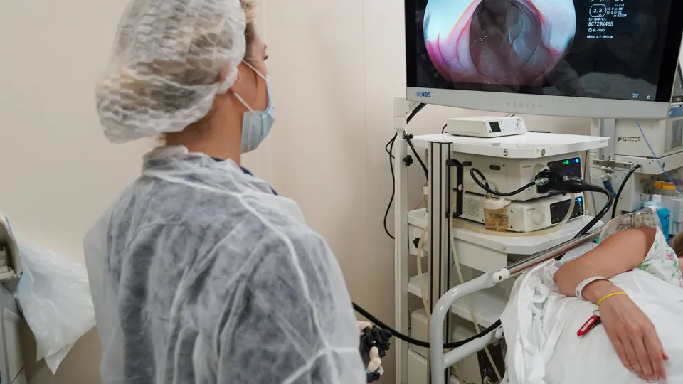 Пациенты с раком груди и поджелудочной железы в России столкнулись с острой нехваткой противоопухолевого препарата абраксан: его перестали закупать за счет ОМС, в аптеках он практически исчез, а люди вынуждены искать дорогое лекарство сами и обращаться к нелегальным поставщикам.