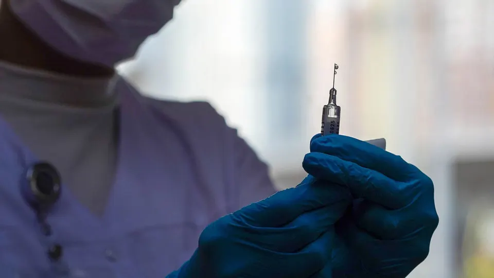 В России разрабатывают генотерапевтический препарат, способный блокировать рецептор, запускающий старение клеток. Проект реализуется в рамках национального проекта «Новые технологии сбережения здоровья» и рассматривается как одно из ключевых направлений продления активной жизни.