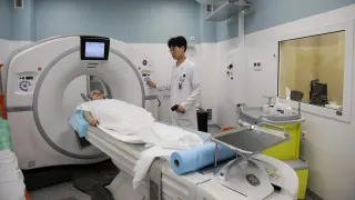 Из‑за западных санкций и проблем с логистикой российские больницы массово закупают китайские аппараты КТ и МРТ: доля оборудования из КНР за несколько лет выросла до более чем 10% всего парка томографов, а на рынке компьютерной томографии Китай стал одним из ключевых поставщиков.