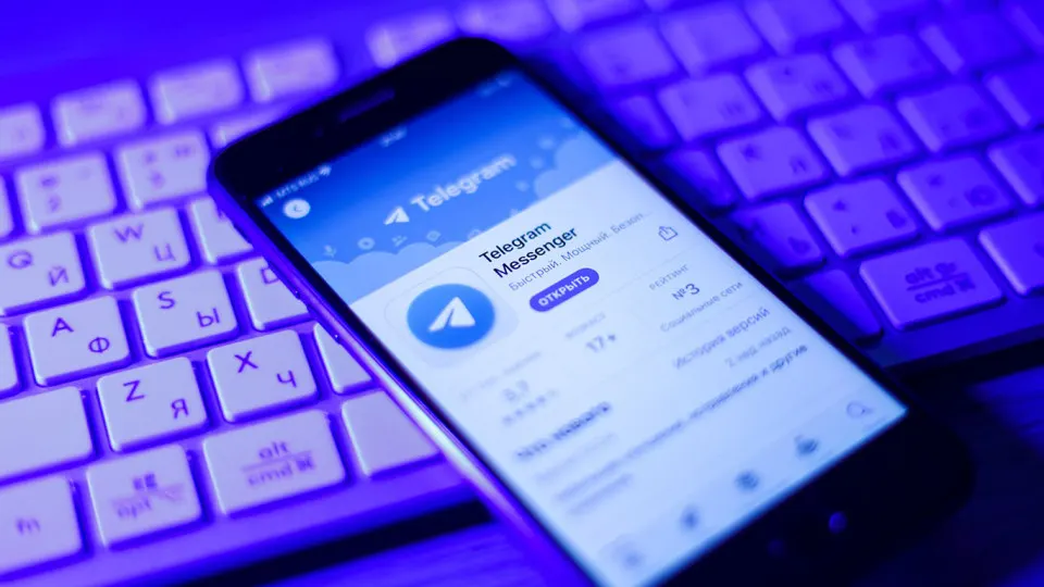 До 70% российских компаний по‑прежнему используют Telegram, WhatsApp и другие зарубежные мессенджеры для работы, но после ограничений Telegram резко вырос спрос на отечественные корпоративные решения.