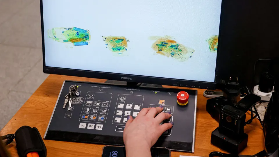 В ряде крупных школ российских регионов начали устанавливать интроскопы для досмотра рюкзаков и сумок учеников на предмет оружия, взрывчатки, наркотиков и электронных сигарет. Мера связана с серией нападений в учебных заведениях, при этом эффективность новых устройств вызывает споры.