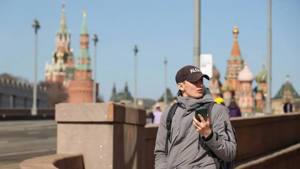 Мобильные операторы в России массово активируют услугу «Защита интернета», в результате чего блокируются легальные сайты, облачные хранилища и игровые серверы; юристы и эксперты предупреждают об угрозе сетевой нейтральности и нарушении прав потребителей.