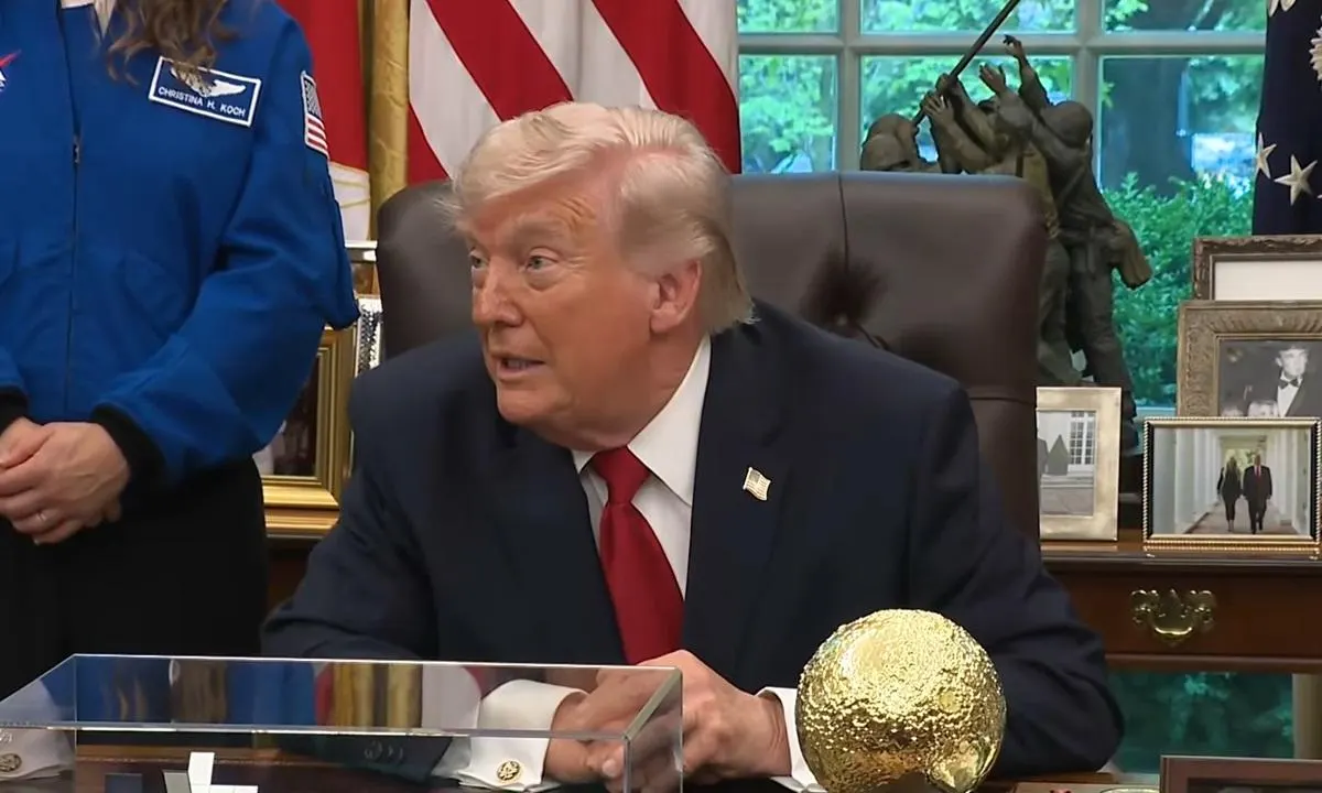 Президент США заявил, что предлагал российскому лидеру частичное прекращение огня по Украине и обсуждал с ним возможное участие РФ в вопросах, связанных с Ираном; по его словам, некоторым людям помешало достижение мирного соглашения.