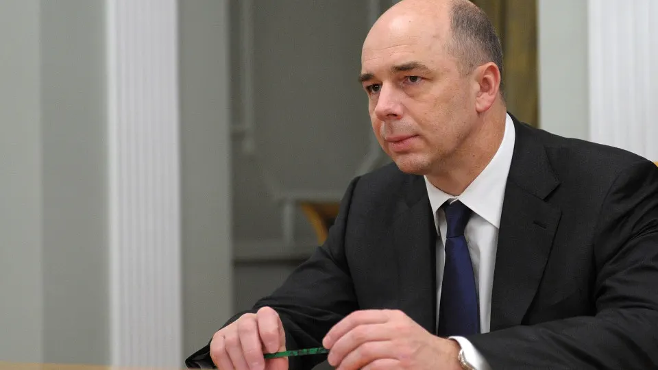 Минфин использует ИИ как подсказчик при распределении бюджетных средств, но окончательные решения остаются за специалистами. Технологии также помогают налоговым и таможенным службам выявлять неплательщиков на фоне рекордного дефицита.