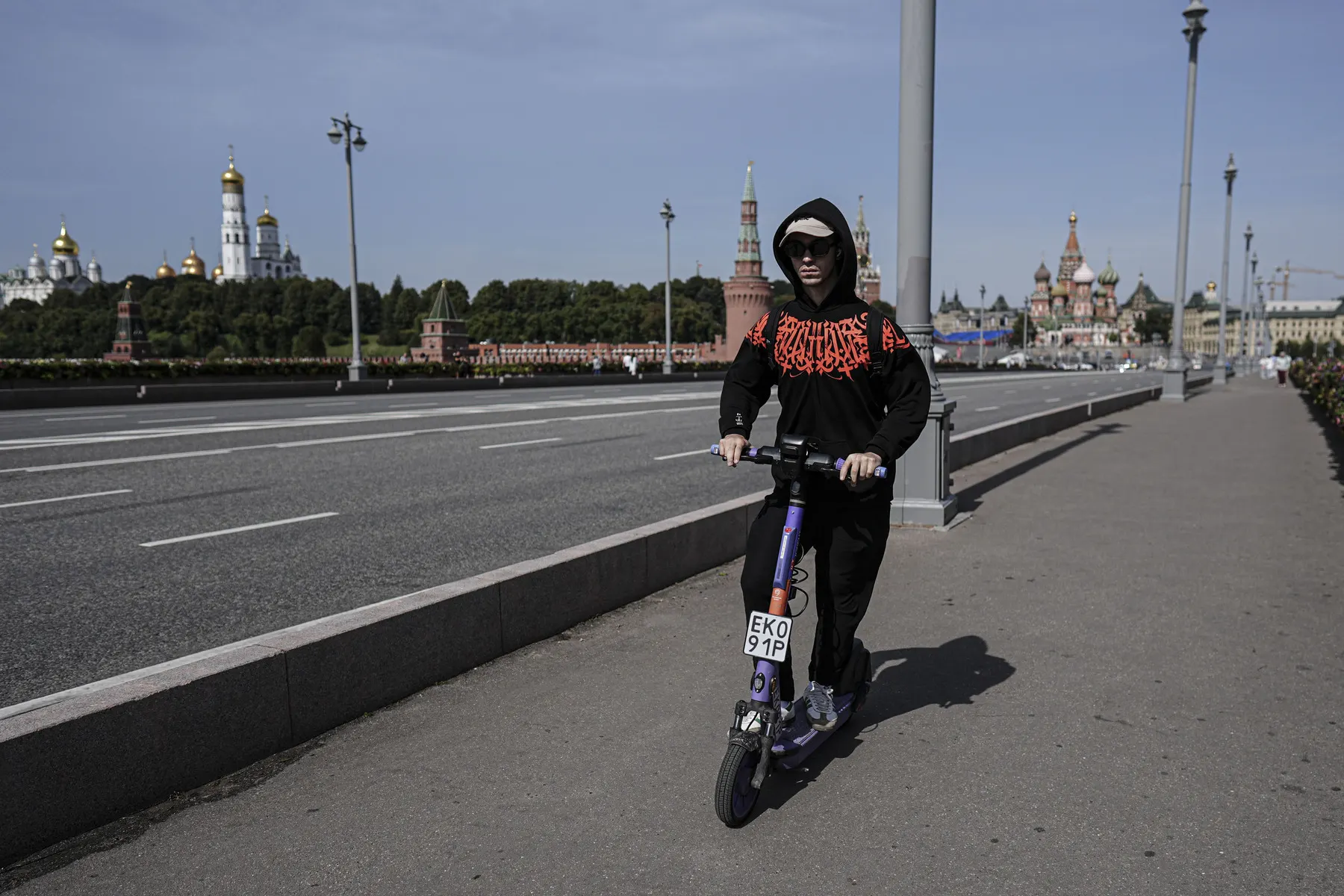 В научной статье сотрудников МАДИ предлагается сделать мессенджер Max единой точкой входа для всех сервисов кикшеринга в Москве и обязать фиксировать через него поездки как пользователей проката, так и владельцев собственных электросамокатов.