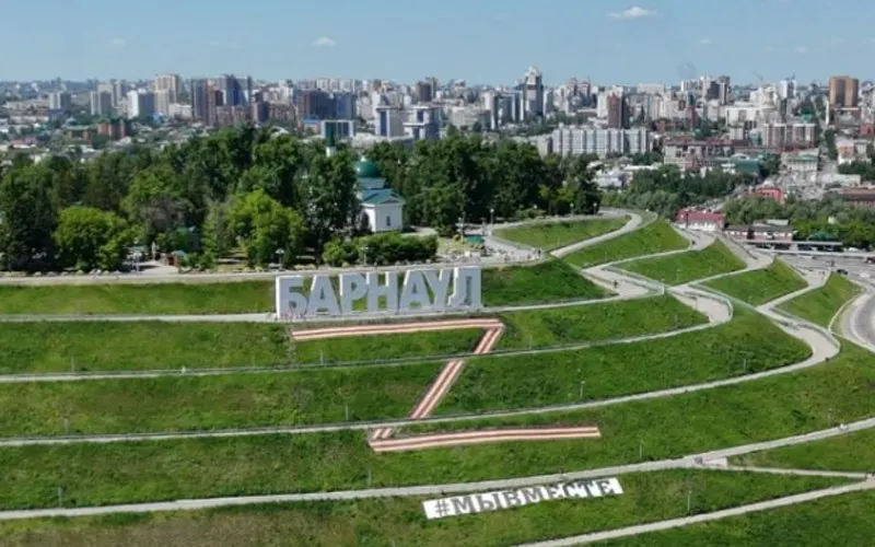 Муниципальное учреждение Барнаула разместило на сайте госзакупок заказ на замену баннеров с буквой «Z» в расцветке «георгиевской ленты». Начальная стоимость контракта — 1,96 млн руб. При этом городской бюджет на 2026 год утверждён с дефицитом более 1,3 млрд руб.