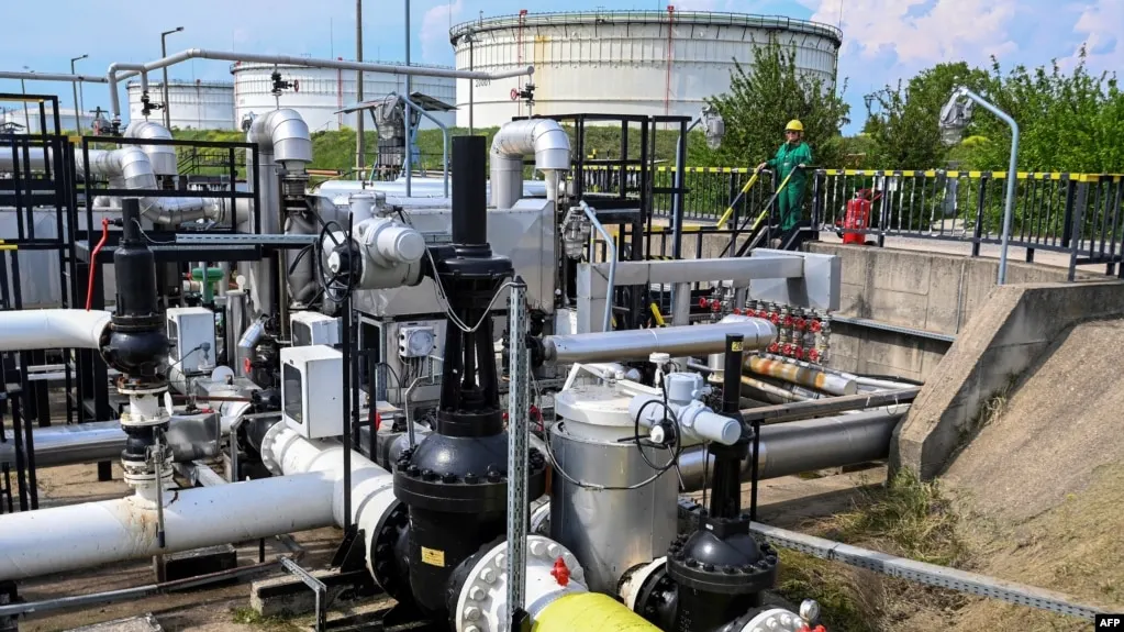 Евросоюз одобрил кредитную программу для Украины на 90 миллиардов евро и согласовал 20-й пакет санкций против России, при этом запрет на морские перевозки российской нефти в него не вошёл. На фоне этих решений возобновляются поставки нефти по трубопроводу «Дружба» в Венгрию и Словакию после завершения ремонта украинского участка.