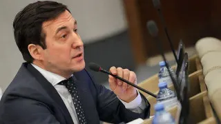 Первый зампред комитета Госдумы по контролю Дмитрий Гусев предложил ввести «белые списки» для владельцев подтвержденных аккаунтов на «Госуслугах», реестр «доверенных» хостинг-провайдеров и перечень разрешённых VPN-протоколов на фоне регулярных отключений мобильного интернета в России.