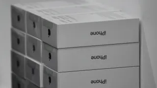 У крупных российских продавцов скопились запасы дорогих смартфонов Apple и Samsung, которые не удаётся реализовать из‑за падения спроса. Ритейлеры вынуждены существенно снижать цены и распродавать технику с заметным дисконтом.