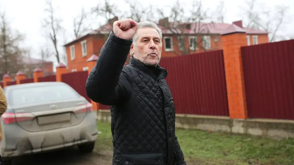 Около 30 жалоб на высказывания президента Ассамблеи народов Кавказа — о «убийствах чести», пренебрежении к беженкам и ЛГБТК, а также заявлениях о готовности части мусульман Москвы «действовать» — привели к его временной приостановке в платформе российской оппозиции при ПАСЕ.