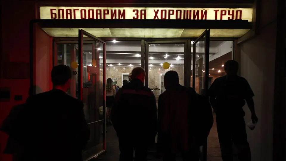 Число работников бюджетной сферы, рекомендованных к увольнению, превысило 105 тысяч человек, сильнее всего сокращения затронут Москву и ряд регионов, в том числе из‑за дефицита федерального и региональных бюджетов.