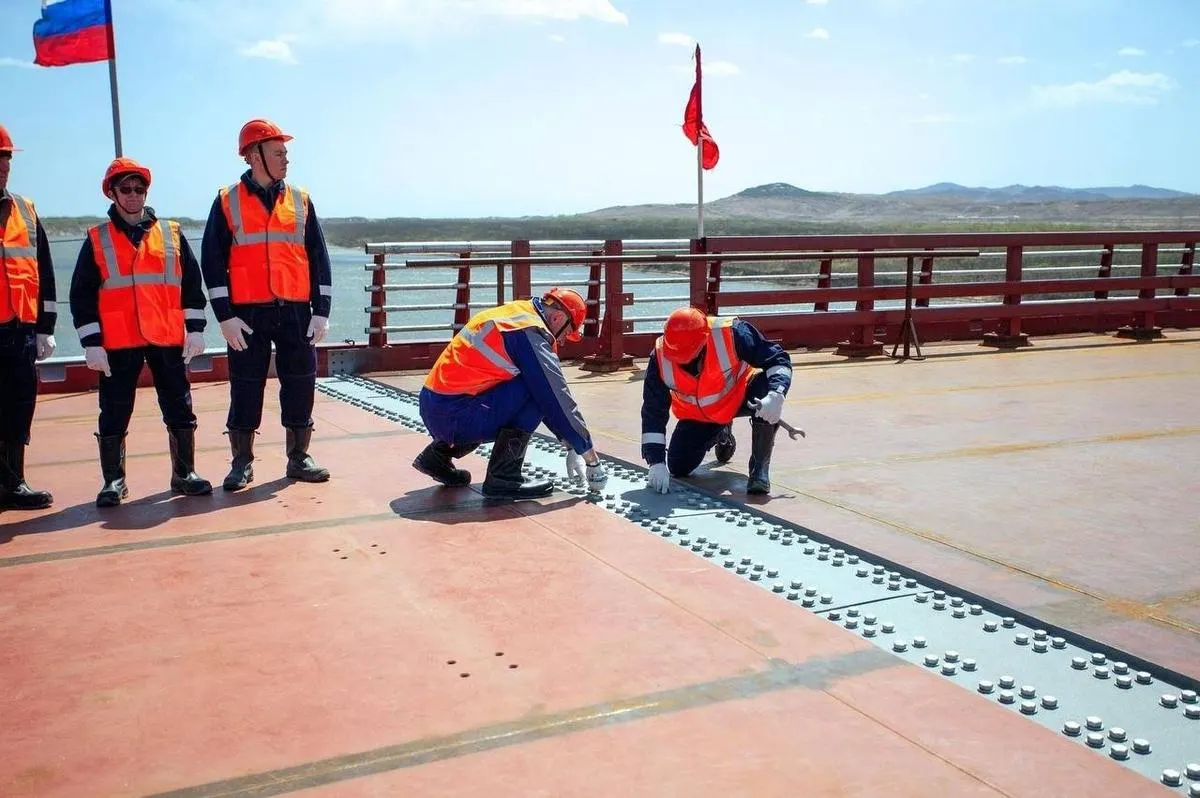 На реке Туманная к июню 2026 года планируется запустить первый прямой автодорожный переход между Россией и КНДР, что должно усилить торговлю и улучшить логистику в приграничном регионе.