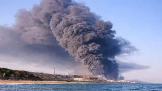 Спутниковые снимки зафиксировали шлейф дыма от горящих резервуаров Туапсинского НПЗ длиной более 300 километров, а в Черном море и у побережья образовались крупные нефтяные пятна, вызывающие опасения экологов за всю акваторию от Сочи до Ялты.