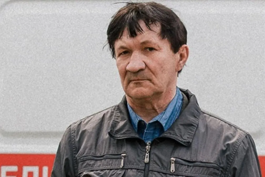 64‑летний активист Олег Тырышкин умер после госпитализации; в октябре он должен был выйти из колонии после двухлетнего срока по делу об «оправдании экстремизма». Семья и правозащитники сообщают о частых переводах и жалобах на здоровье.