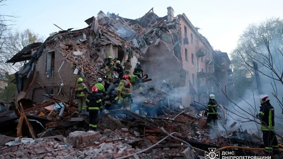 Российские войска ночью 25 апреля нанесли масштабный удар по нескольким регионам Украины, в то время как украинские беспилотники атаковали объекты в Екатеринбурге и Челябинской области. Сообщается о погибших, раненых и значительных разрушениях жилых домов и инфраструктуры.