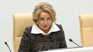 Спикер Совета Федерации Валентина Матвиенко назвала «обезлюживание территорий» стратегической угрозой и предложила рецепт спасения демографии: переселение из мегаполисов в просторные дома по всей стране, многодетные семьи и повсеместную высадку цветов во дворах — на фоне рекордно низкой рождаемости и естественной убыли населения.