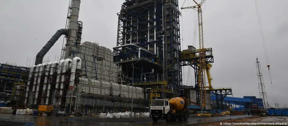 Белорусские НПЗ перерабатывают недорогую российскую нефть и экспортируют продукты, но закрытие Ормузского пролива, удары по российским НПЗ и портам и сокращение транзита по «Дружбе» усложняют доходы и логистику.
