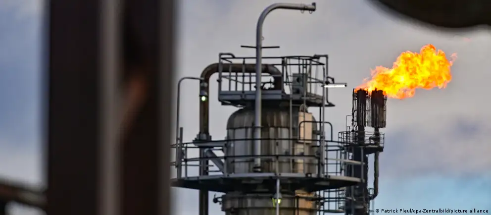 С мая 2026 года Россия остановит транзит казахстанской нефти по трубопроводу «Дружба», что поставит под вопрос поставки сырья для крупнейшего НПЗ в Шведте и может привести к росту цен и повышенной волатильности на рынке топлива в Германии.
