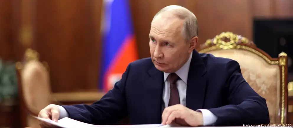 Президент России подписал закон, который отменяет контроль государства за сделками чиновников и членов их семей, совершёнными до назначения на должность, и вводит новый порядок декларирования совокупного семейного дохода.