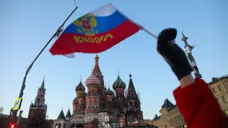 Просроченная задолженность российских компаний перед поставщиками и контрагентами превысила 8,2 трлн рублей, достигнув 3,8% ВВП. Основной рост пришёлся на обрабатывающую промышленность и торговлю на фоне замедления экономики и усиления налоговой нагрузки.