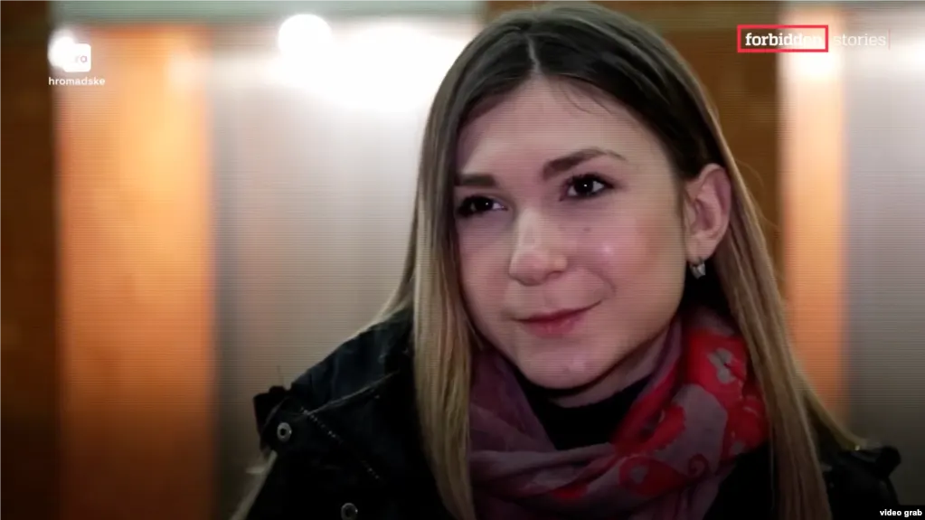 Свидетели сообщают, что украинская журналистка Виктория Рощина в следственном изоляторе в Кизеле была истощена, подвергалась избиениям и пыткам, не получила своевременной медицинской помощи, а её тело вернули Украине с отсутствующими органами. Украинские власти ведут расследование в отношении руководства российских СИЗО.