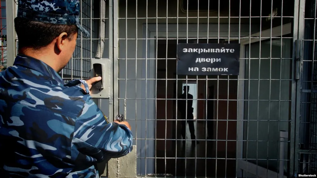 Южный окружной военный суд в Ростове-на-Дону признал жителя Керчи виновным в публичных призывах к терроризму и назначил шесть лет колонии общего режима.