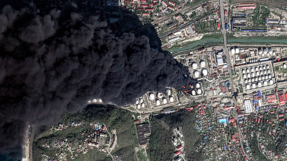 После ударов дронов по нефтебазе в Туапсе густой токсичный смог и «нефтяной дождь» распространились по черноморскому побережью и внутрь материка, вызвав загрязнение воздуха, воды и побережья, угрозу здоровью людей и массовую гибель морских организмов.