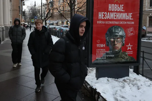 По данным источников, 5, 7 и 9 мая власти планируют усиленные ограничения мобильной связи в Москве — возможно блокировку звонков, SMS и работу «белых списков» в пределах МКАД. Напоминаем о крупных отключениях в марте.