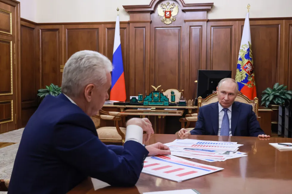 К четырем одномандатным округам Москвы на выборах в Госдуму 2026 года готовят участников боевых действий на Украине. Столичные власти готовы поддержать их на федеральном уровне, хотя ранее не стали продвигать «ветеранов СВО» в Мосгордуму, опасаясь сложностей в работе с ними и реакции избирателей.