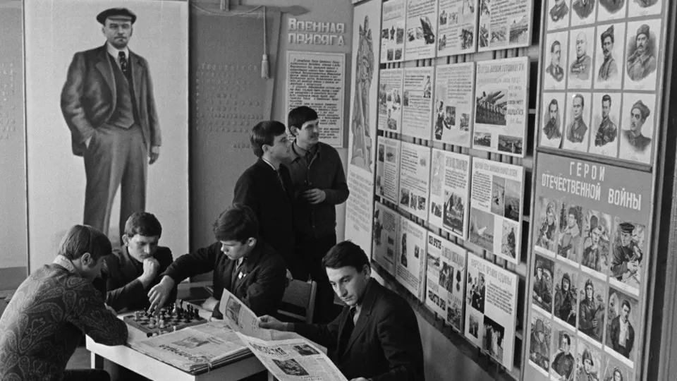 Сенатор выступил за восстановление «ленинских комнат» как инструмента формирования «традиционных» ценностей; в Госдуме также предлагают вернуть трёхступенчатую систему воспитания школьников. Ранее власти уже запускали похожие проекты для молодёжи.
