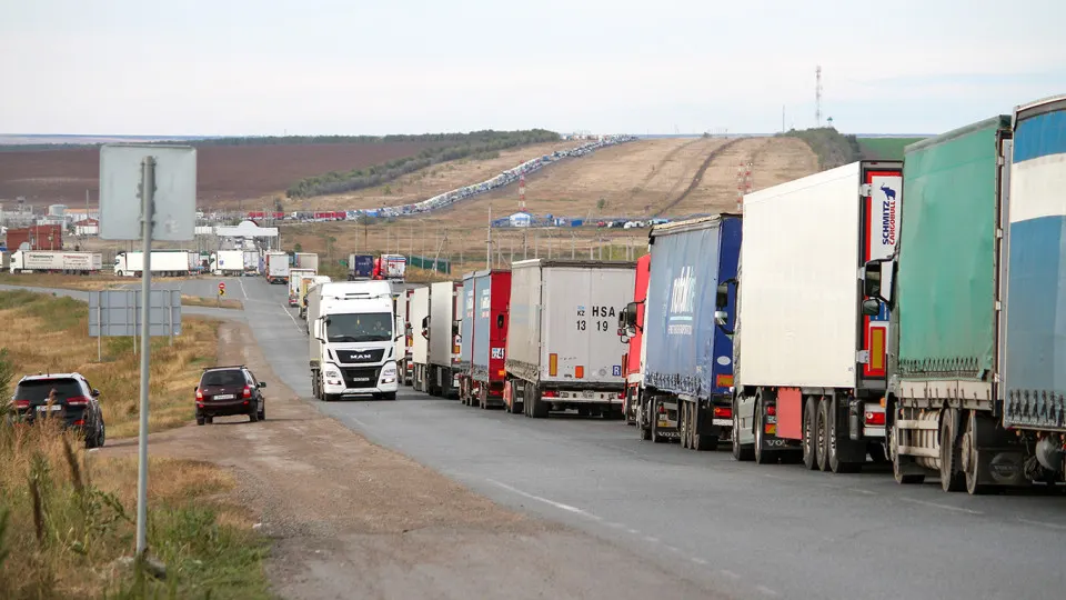 Популярный ранее путь ввоза китайских товаров в Россию через Казахстан перестал быть выгодным: массовые досмотры, непредсказуемые задержки и рост неформальных платежей вынуждают даже «белых» импортеров искать более дорогие, но надежные альтернативы.