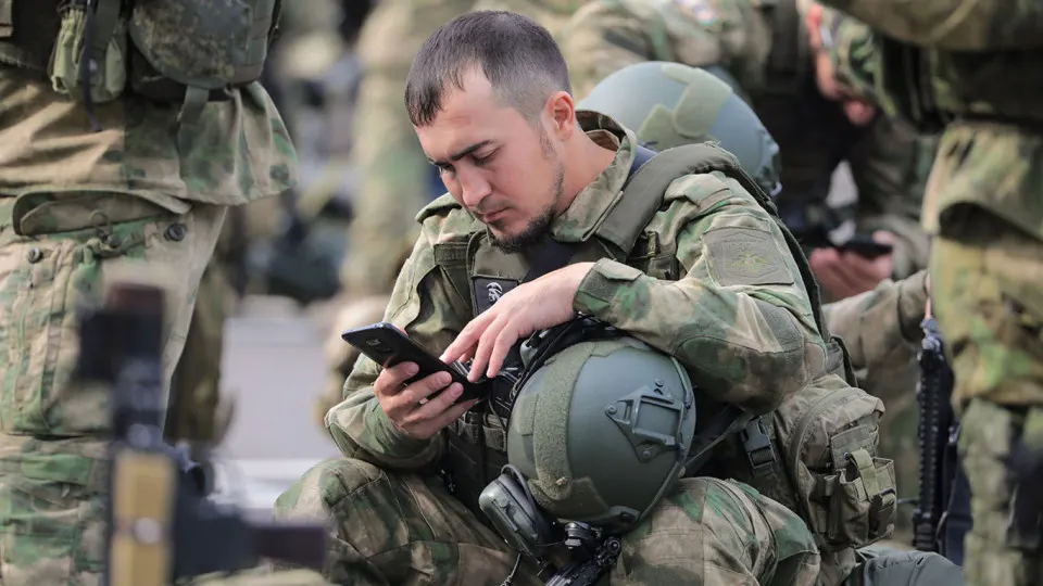 Несмотря на запреты и попытки перевода личной связи на государственные платформы, большинство бойцов продолжает общаться в Telegram с помощью VPN; из‑за проблем со связью также растут попытки закупать спутниковые терминалы.