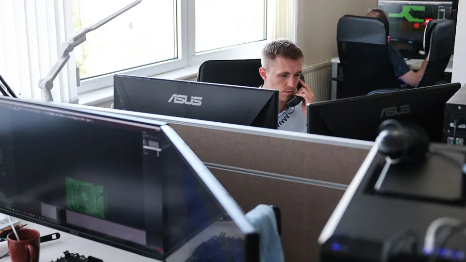 Исследование ИТ‑специалистов показывает, что российские компании намерены использовать иностранный софт как минимум до 2030–2031 годов, сохраняя смешанную инфраструктуру, тогда как власти обсуждают ужесточение требований по переходу на отечественные решения.