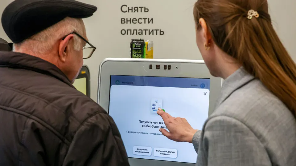 Суммарная численность персонала ведущих банков упала на 4% — до 557 тыс. человек. Основная часть сокращений пришлась на крупные госбанки; банки также закрывали отделения и активнее передавали процессы на аутсорсинг.