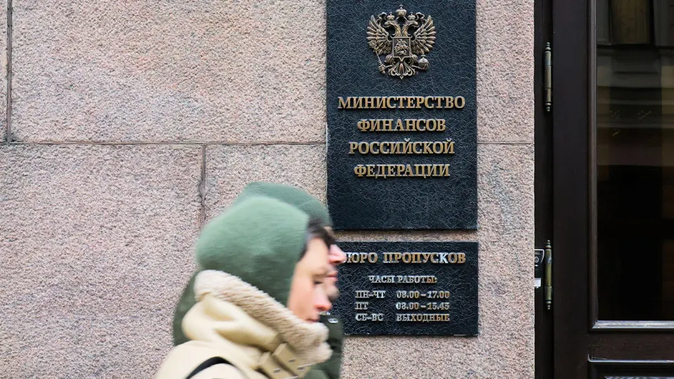 С мая Минфин возвращается к покупкам и продажам валюты и золота в рамках бюджетного правила: рост цен на нефть позволил восстановить пополнение ФНБ и удержать курс рубля без резких колебаний.