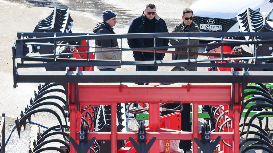 В России третий год подряд падает рынок сельхозтехники: в январе–марте 2026 года выпуск сократился на 36,8%, поставки на внутренний рынок — на 16%, экспорт — на 15,5%. Аграрии откладывают обновление парка из‑за дорогих кредитов и снижения рентабельности, а доля техники старше нормативного срока уже достигла около 50%.