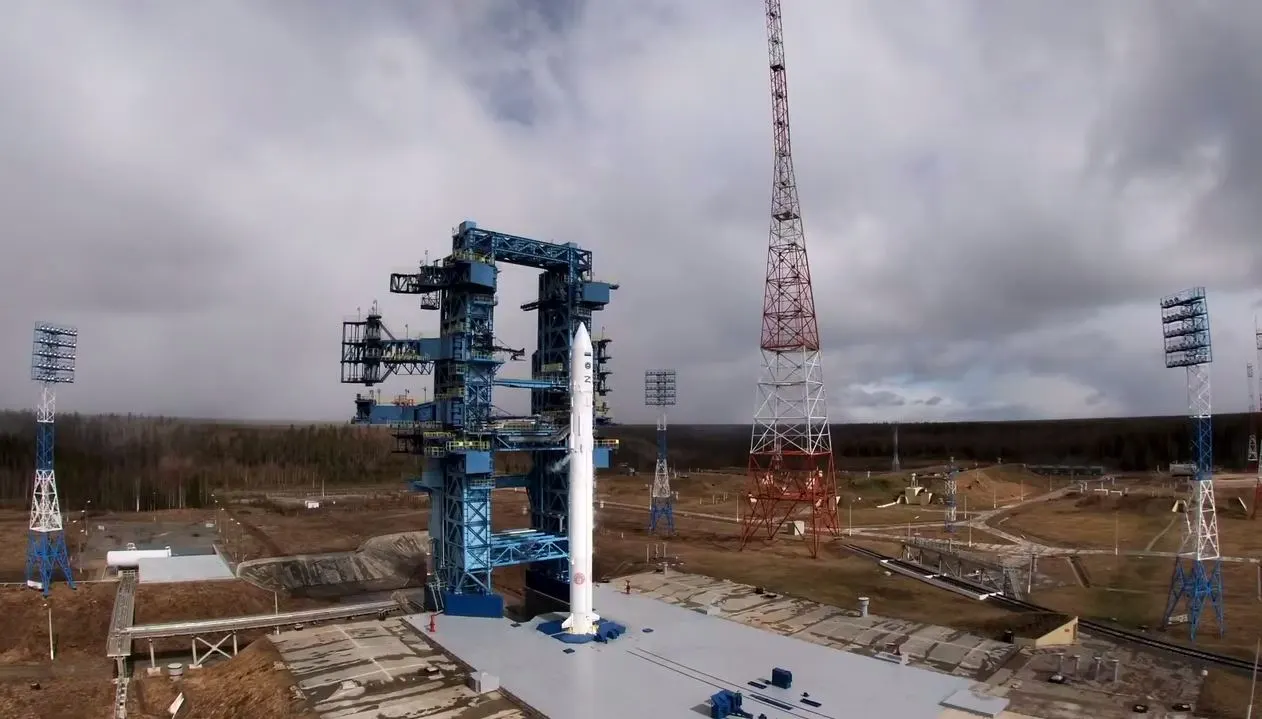 С космодрома Плесецк в Архангельской области осуществлён пуск лёгкой ракеты-носителя «Ангара‑1.2» с космическими аппаратами в интересах Минобороны России. Спутники выведены на орбиту и переданы под управление Воздушно‑космических сил.