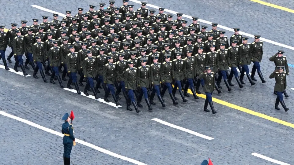 Власти рассматривают укороченный формат парада 9 мая: возможен отказ от военной техники, сокращение числа приглашённых и сокращённая по времени церемония. Официальные комментарии обещают позже.