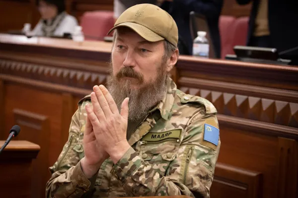 Минобороны объявило, что из‑за текущей оперативной обстановки в параде 9 мая на Красной площади не примут участие колонна военной техники и воспитанники профильных военных училищ; в параде останутся авиационные звенья.