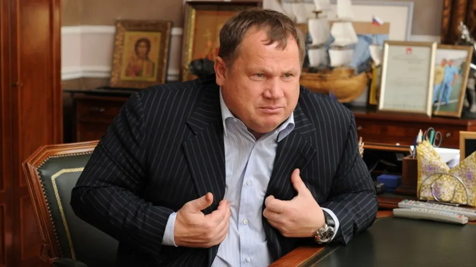 20‑летний житель Перми, сын местного депутата, стал фигурантом уголовного дела о мошенничестве: по версии следствия, он работал курьером у телефонных аферистов и забирал у пожилых людей миллионы рублей наличными.