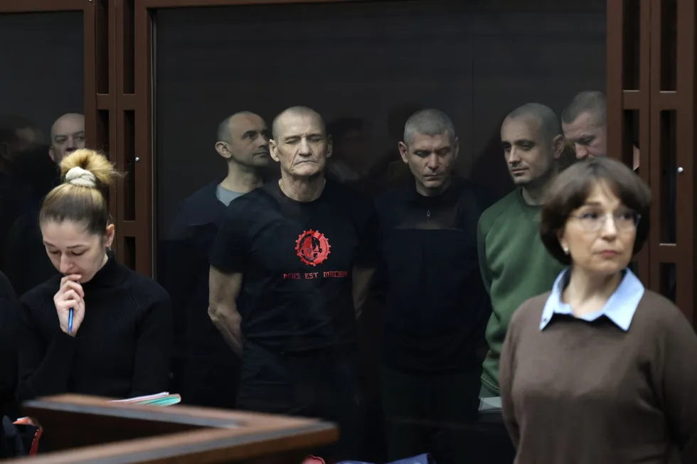 История обвиняемых по делу «херсонской девятки» — от похищений и подвала в оккупированном Херсоне до приговоров российского военного суда на сроки от 14 до 20 лет. Дело построено на признательных показаниях, которые фигуранты дали после пыток, один из задержанных не пережил «подвал» и умер еще до официального задержания.