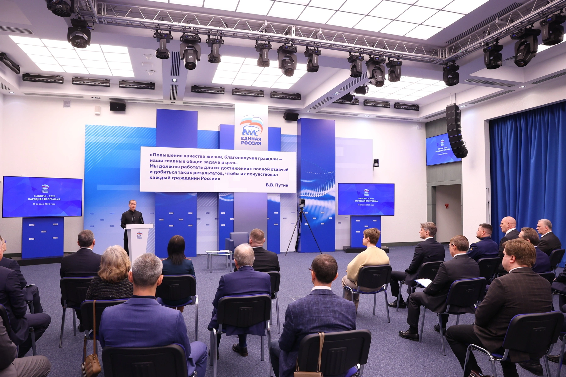 Депутаты получили установки на время региональных недель (27 апреля—10 мая): осторожно отвечать про блокировки, не брать на себя ответственность и избегать тем о безопасности, мошенниках, мобилизации и дроновых подразделениях. Указания подтверждают собеседники в партии; методички раздавали в спешке.