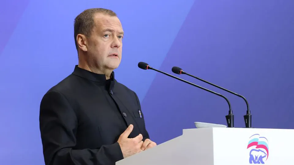 Заместитель председателя Совбеза Дмитрий Медведев заявил о реальной возможности ядерного апокалипсиса и подчеркнул необходимость готовности России и её ядерной триады; на фоне этого истёк срок действия ключевого договора о сокращении стратегического оружия.